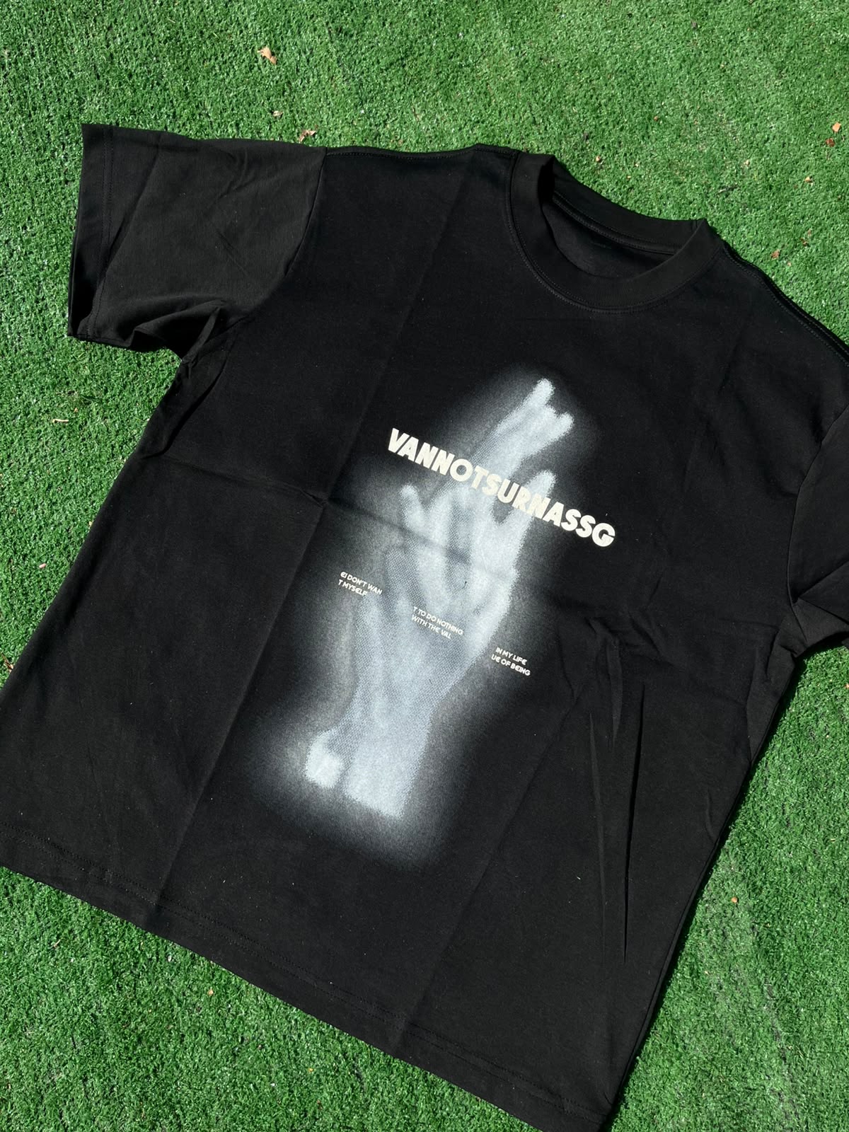 CROSSED FINGERS X-RAY GRAPHIC TEE IN HEAVY BLACK